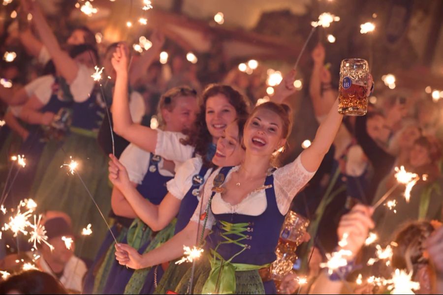 Am Ende des Oktoberfests wird auch von der Bedienung gefeiert: die Arbeit ist geschafft. (Archivbild)