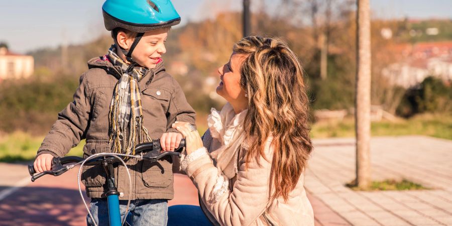 Mutter und Junge elterntaxi