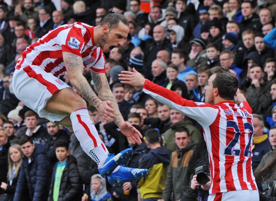 Bei Stoke City markiert Shaq (hier im Bild mit Marko Arnautovic) 30 Skorer-Punkte in Spielen.