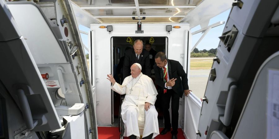 Papst Franziskus beim Einstiegen ins einzige grössere Flugzeug von Aero Dili.