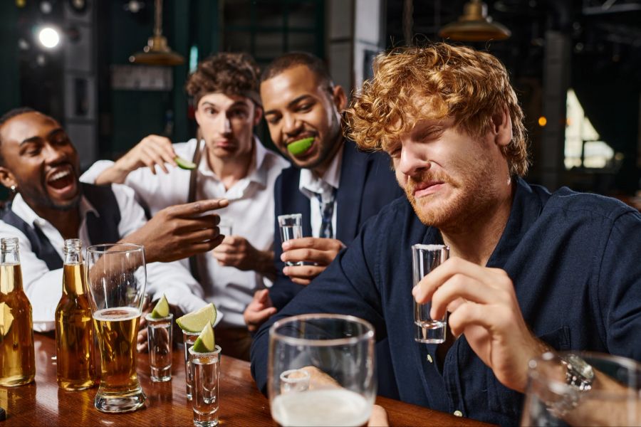 Männer beim Trinken in einer Bar, Alkohol