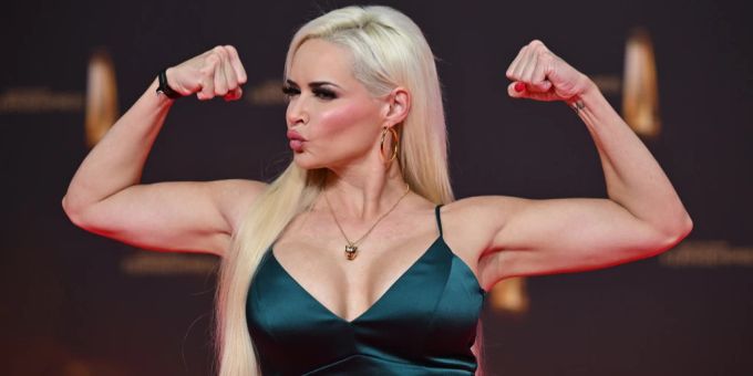 Daniela Katzenberger präsentiert ihre Muckis. (Archivbild) Daniela Katzenberger Miss Universe