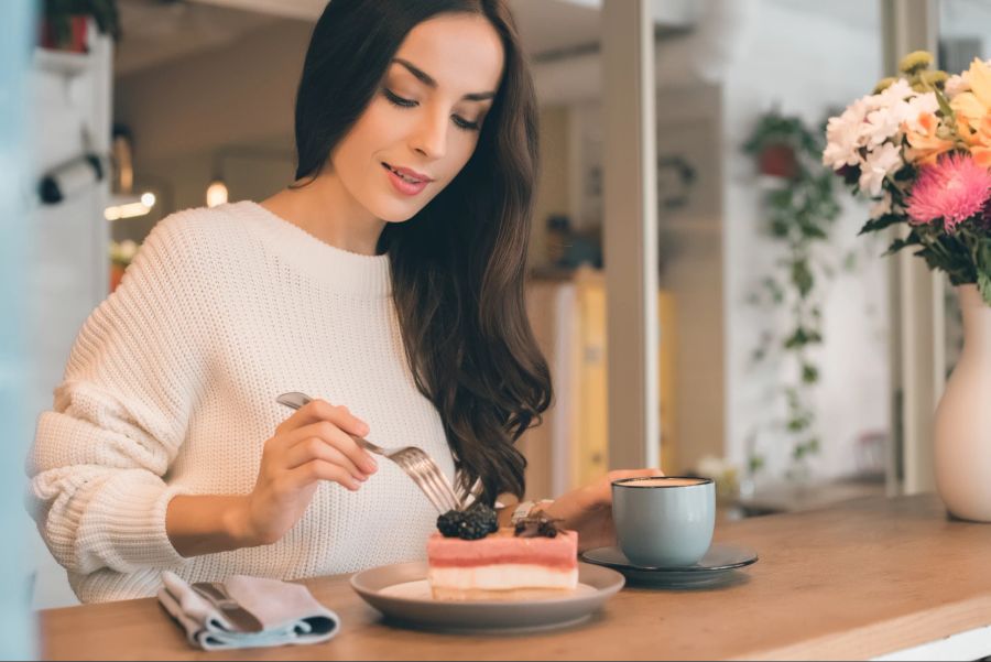 Frau, Kuchen, Kaffee