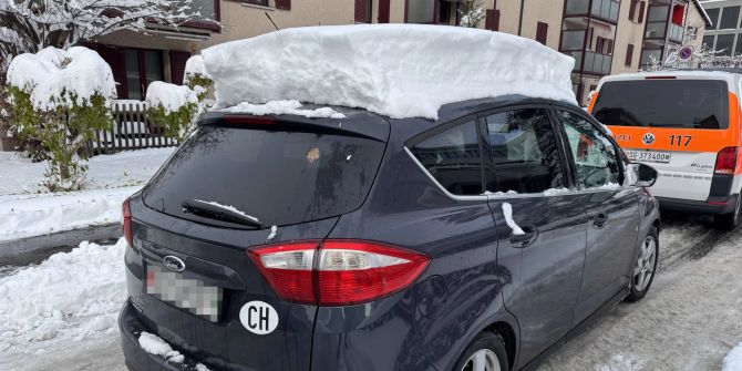 Schnee auf Auto.