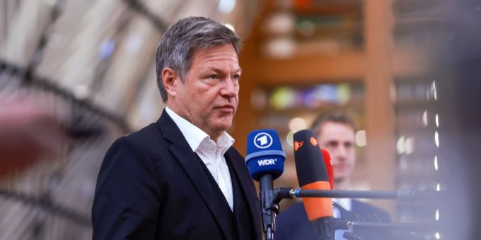 Der deutsche Wirtschaftsminister Robert Habeck (Grüne) fordert ein starkes europäisches Auftreten gegenüber der designierten Trump-Administration. Robert Habeck Brüssel Trump