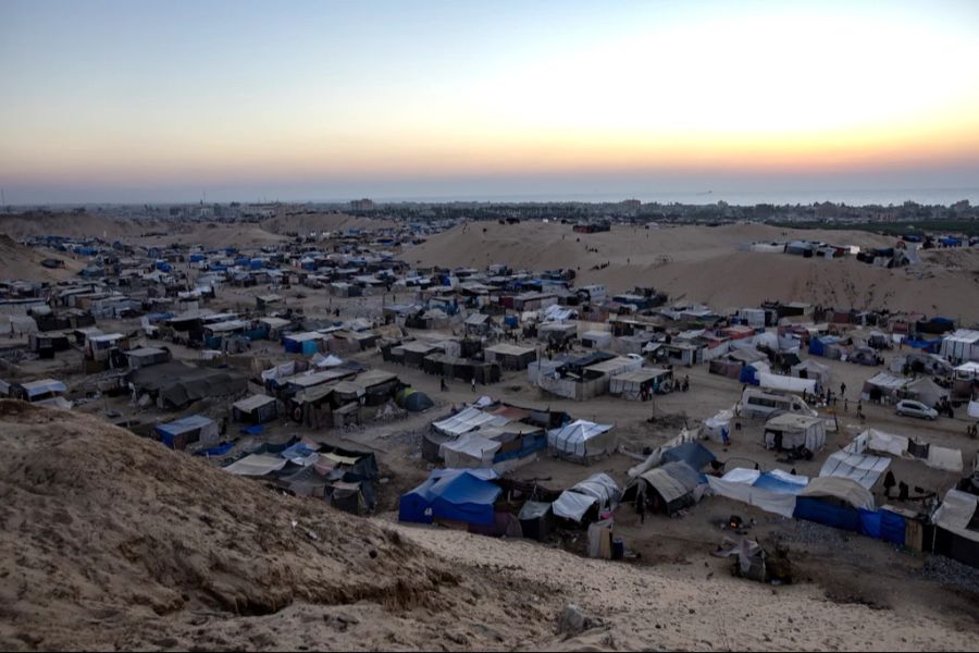 Aufgrund der israelischen Luftangriffe wurden sie innerhalb des Gazastreifens vertrieben.