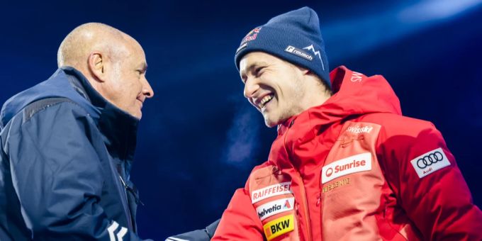 Johan Eliasch gratuliert Marco Odermatt. Der FIS-Präsident hat sich für das Präsidentenamt beim IOC beworben. IOC