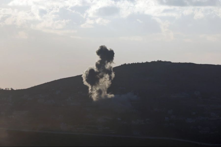 Israel seinerseits fliegt Luftangriffe und kündigt Übungen in Grenznähe an.