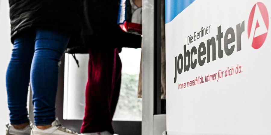 Aus den Ländern und von Verbänden gibt es erheblichen Widerstand gegen den Plan, manche Bürgergeld-Empfänger zum monatlichen Gang zum Jobcenter zu verpflichten. (Symbolbild)