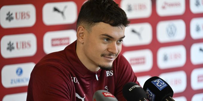 Fabian Rieder spricht an der Nati-PK unter anderem über YB. Fabian Rieder YB