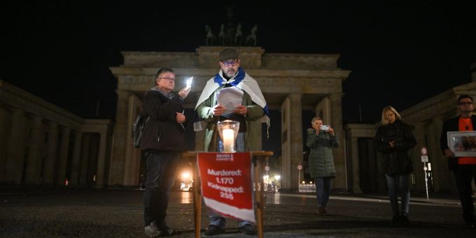 Aktivisten lasen um 5.29 Uhr, dem Zeitpunkt des Überfalls vom 7. Oktober 2023, die Namen der Opfer vor. Aktivisten lasen um 5.29 Uhr, dem Zeitpunkt des Überfalls vom 7. Oktober 2023, die Namen der Opfer vor.