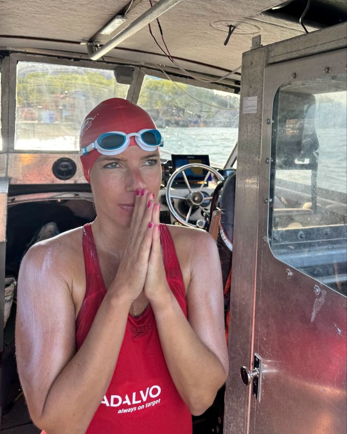 Deniz Kayadelen kurz vor dem Start des Manhattan Swim, wo sie einen neuen Geschwindigkeitsrekord für Frauen aufstellte und sich den Triple Crown-Titel im Freiwasserschwimmen sicherte. Deniz Kayadelen