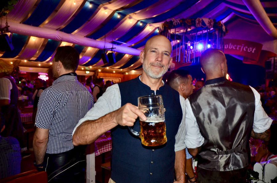 Mugi von Feldschlösschen scherzt: «Hier muss ich leider Haldengut trinken.»