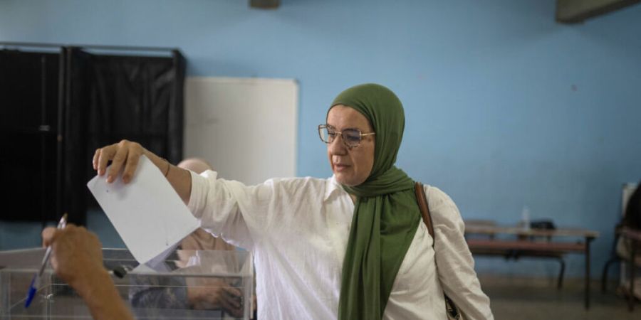 Eine Frau gibt während der Parlamentswahlen in einem Wahllokal ihre Stimme ab. Foto: Mosa'ab Elshamy/AP/dpa