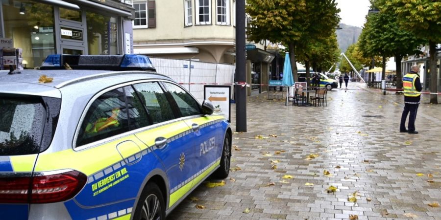 Einsatzkräfte der Polizei stehen vor einem abgesperrten Bereich zu einem Schusswechsel nahe dem Rathaus. Foto: Roland Sprich/dpa