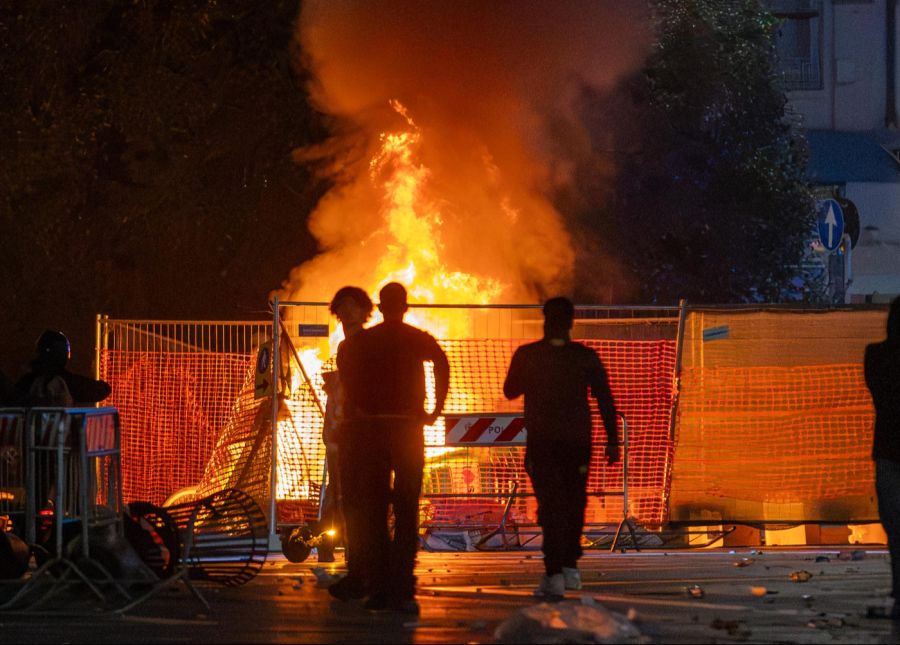 Vermummte griffen Einsatzkräfte mit Steinen, Flaschen und Feuerwerk an.