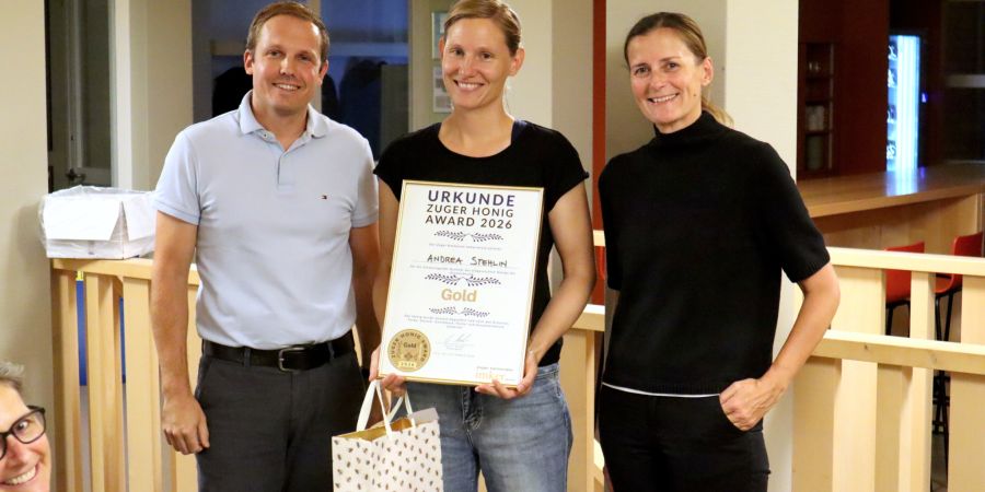 Goldgewinnerin Andrea Stehlin mit Vereinspräsident Cyrill Arnet und Organisatorin Dunja Königsrainer