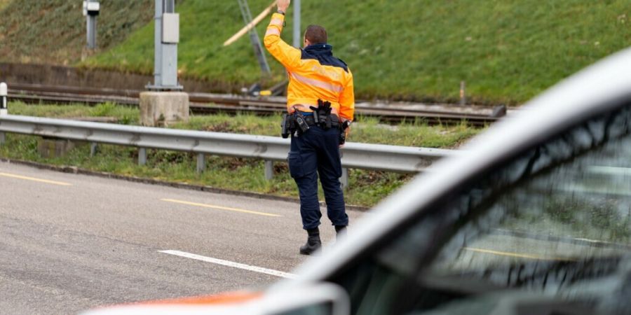 Sieben Verkehrsteilnehmende wurden im Kanton St. Gallen von der Polizei aus dem Verkehr gezogen. (Symbolbild)