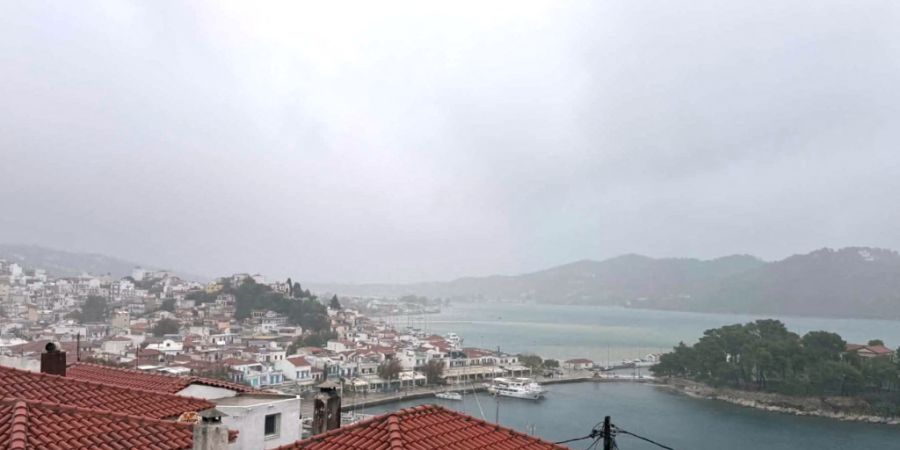 Blick auf eine Bucht auf der von schweren Unwettern betroffene Insel Skiathos. Foto: Diane Gore/dpa