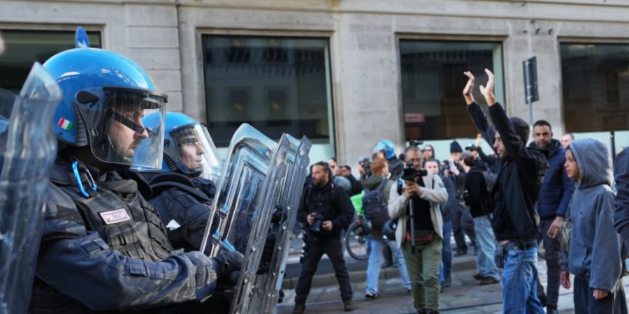 Menschen marschieren durch die Straßen von Mailand, um gegen die steigenden Lebenshaltungskosten und die Verschlechterung der öffentlichen Dienstleistungen zu protestieren. Foto: Anto...