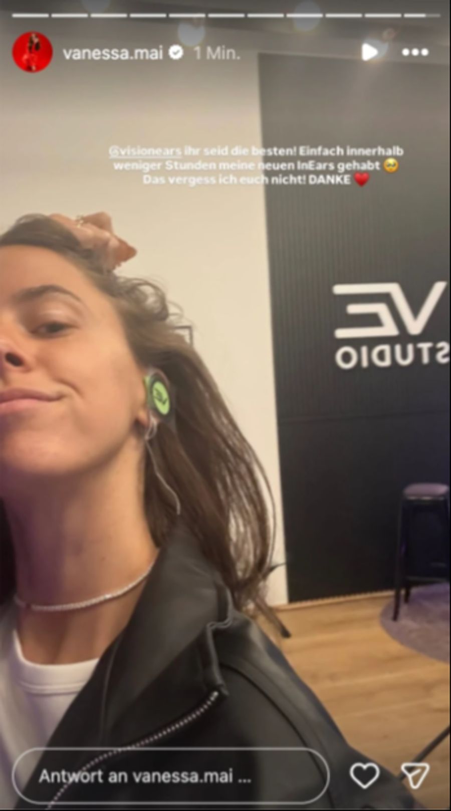 Vanessa Mai bedankt sich beim Lieferanten für die In-Ear-Plugs.