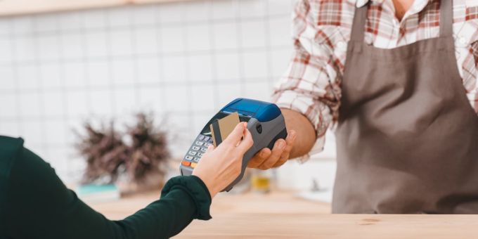 Schweizerinnen und Schweizer geben wegen der Inflation tendenziell weniger Trinkgeld. Trinkgeld