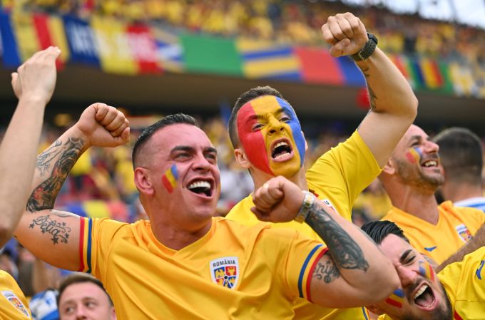 Die rumänischen Fans jubeln über den Gruppensieg an der EM 2024. EM 2024