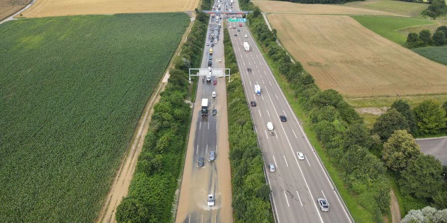 Rauschenbächlein überflutet Autobahn