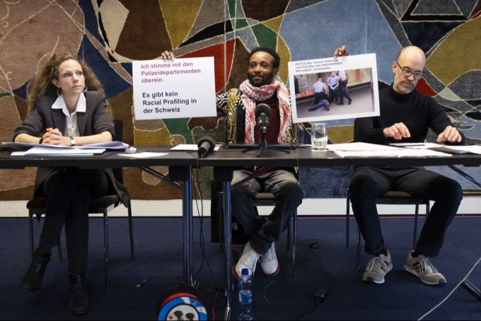 Mohamed Wa Baile (Mitte) während einer Medienkonferenz der Allianz gegen Racial Profiling am 20. Februar 2024 in Bern. Wa Baile Polizei Menschenrechte