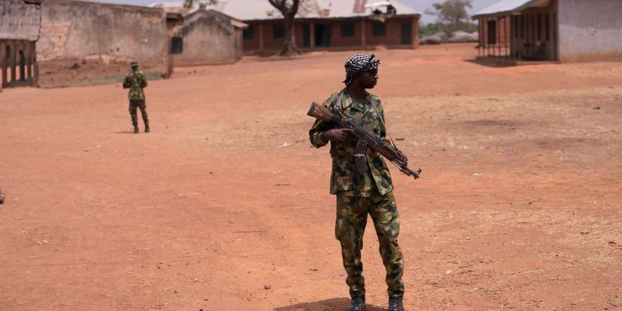 Nigerianische Soldaten patrouillieren an der LEA Primary and Secondary School Kuriga, wo die Schüler entführt wurden.