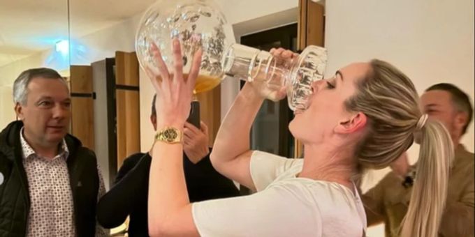 «Noch nie getan» - Odi lässt Ex-Ski-Queen Vonn aus seiner Kugel trinken
