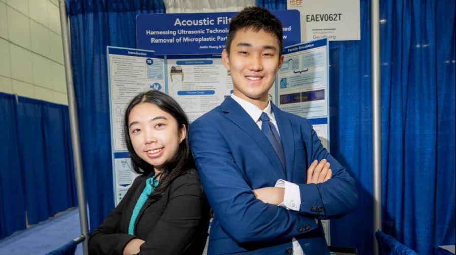 Victoria Ou (links) und Justin Huang stellen ihr Projekt an der ISEF aus.