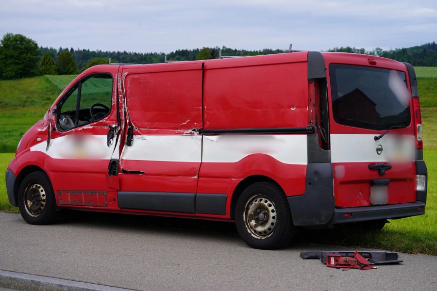 Daran waren zunächst drei Fahrzeuge beteiligt. Eines geriet auf die Gegenfahrbahn, wo es eine weitere Kollision gab.