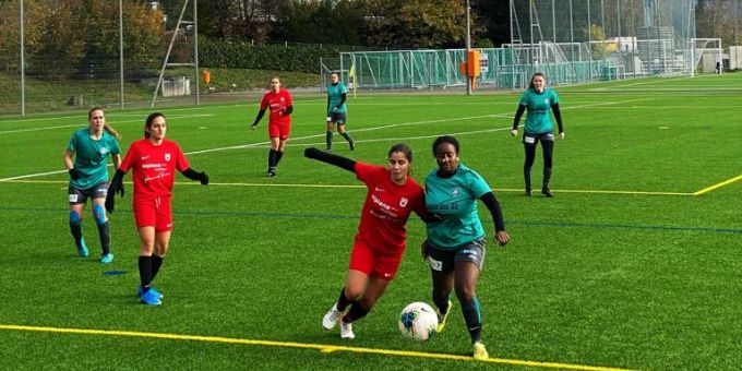 Gloria Menzi verschaffte sich gegen Thayngen/Neukirch dynamisch Raum für die Rückeroberung des Spielgerätes. FC Küsnacht