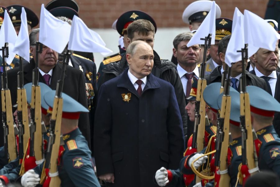Wladimir Putin soll am 1. Oktober 2023 nur haarscharf einem Anschlag entkommen sein, wie der ukrainische Geheimdienst berichtet.