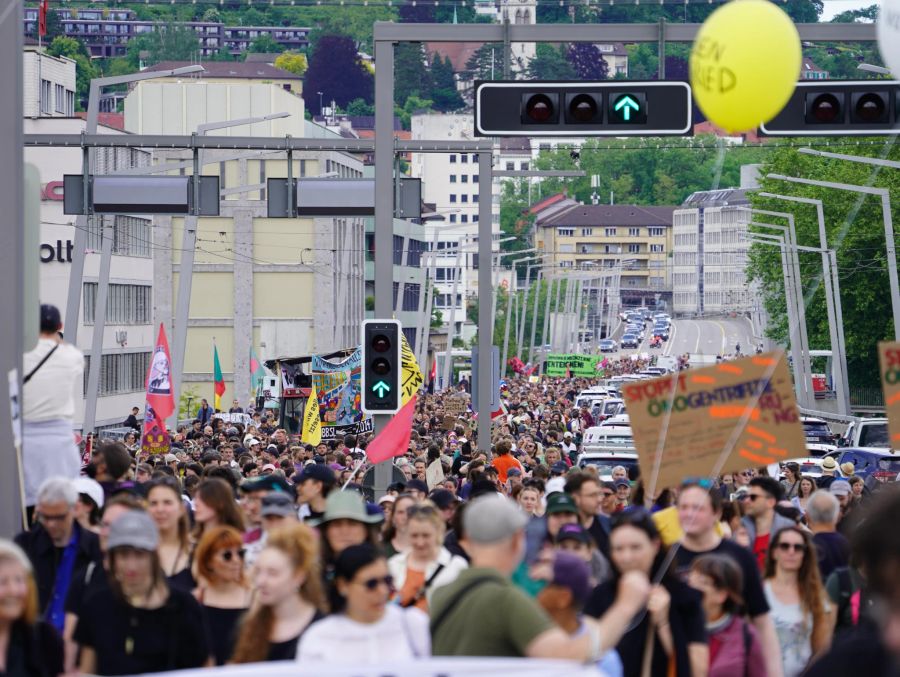 Die Kundgebung verläuft weiterhin friedlich.