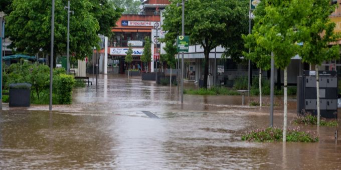 Das Hochwasser der Theel hat Teile der Innenstadt von Lebach überflutet. unwetterwarnung deutschland aufgehoben