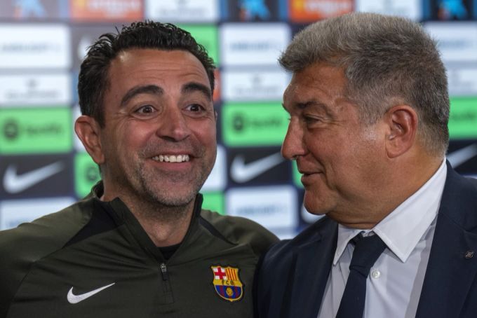 Xavi (l.) soll Joan Laporta, Präsident des FC Barcelona, zuletzt nicht gerade glücklich gemacht haben. FC Barcelona