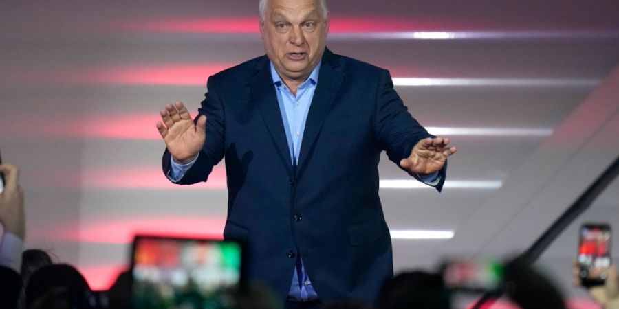 Ungarns Ministerpräsident Viktor Orban spricht nach der Bekanntgabe der Ergebnisse der Parlamentswahlen. Foto: Petr David Josek/AP/dpa