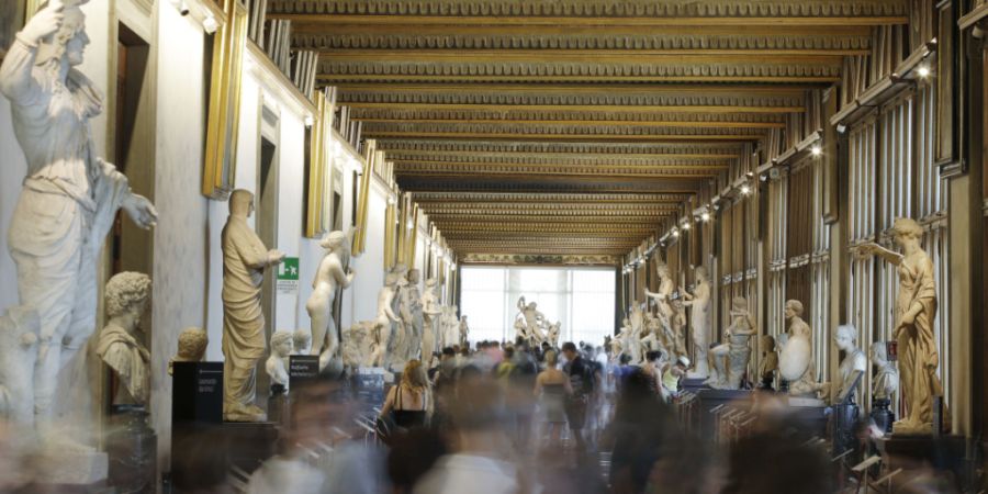 ARCHIV - Besucher gehen durch die Gänge der Uffizien-Galerie. Foto: Luca Bruno/AP/dpa