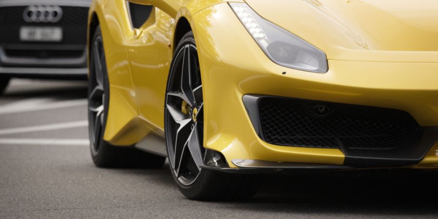 Autoposer drehen in den Sommermonaten mit zu niedrigen Gängen und knallenden Auspuffen ihre Runden in den Zentren der Städte und verärgern Anwohnerinnen und Anwohner. (Archivbild)