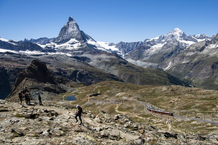 Ihm wurde auch wegen des Verdachts auf deliktische Tätigkeiten eine Wegweisungsverfügung überreicht und eine Frist zur Ausreise aus der Schweiz gesetzt.