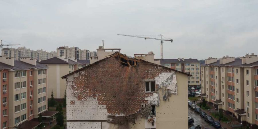 Ein beschädigtes Haus nach einem russischen Angriff auf ein Wohnviertel in dem Dorf in der Region Kiew. Foto: Evgeniy Maloletka/AP/dpa