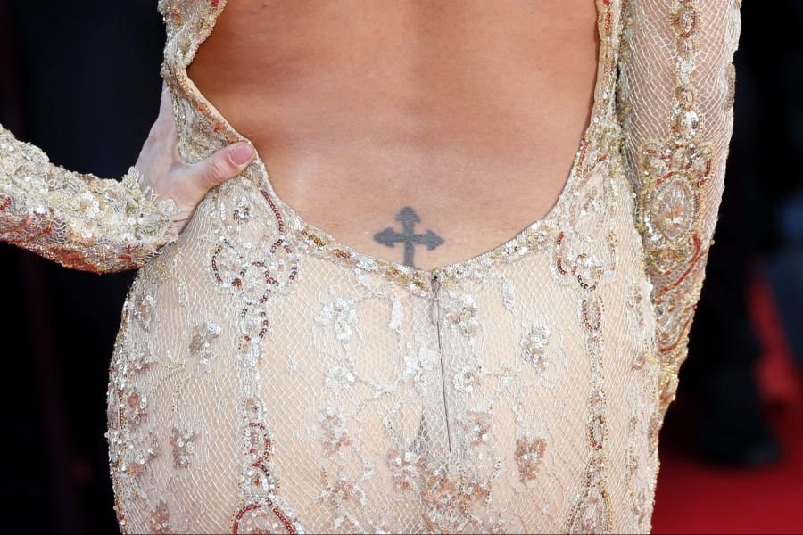 Gar nicht so schlimm, wie im Internet erzählt wird: Meist lässt sich eine PDA trotz Steissbein-Tattoo (hier an Schauspielerin Eva Longoria) setzen.