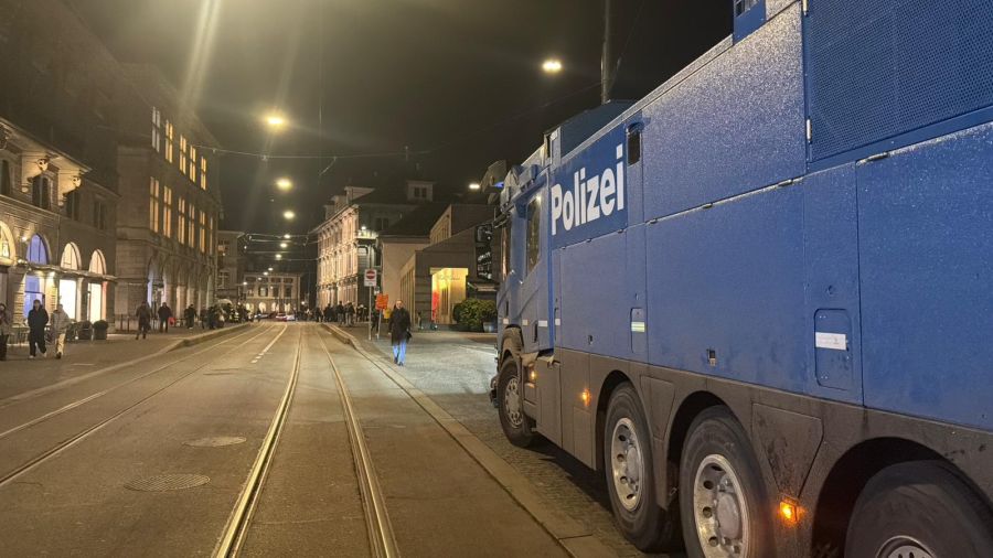 In der Nähe der Versammlung wurde ein Wasserwerfer platziert.