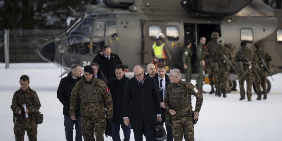 Bundesrat Martin Pfister (Bildmitte) besucht gemeinsam mit dem Chef der Armee, Korpskommandant Benedikt Roos (Dritter von links), für das WEF mobilisierte Truppen.