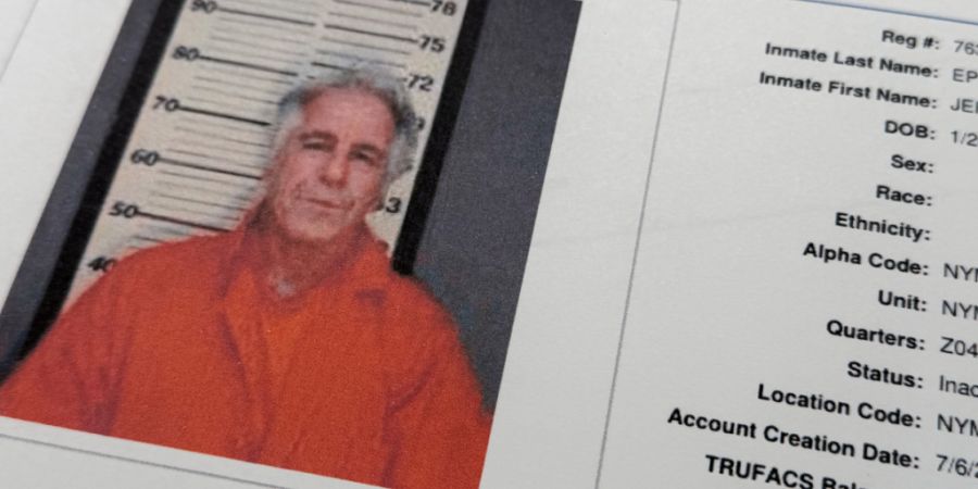 ARCHIV - Ein Dokument, das in der Freigabe der Epstein-Akten durch das US-Justizministerium enthalten ist und am 10.02.2026 aufgenommen wurde, zeigt ein Foto von Jeffrey Epstein auf ein...