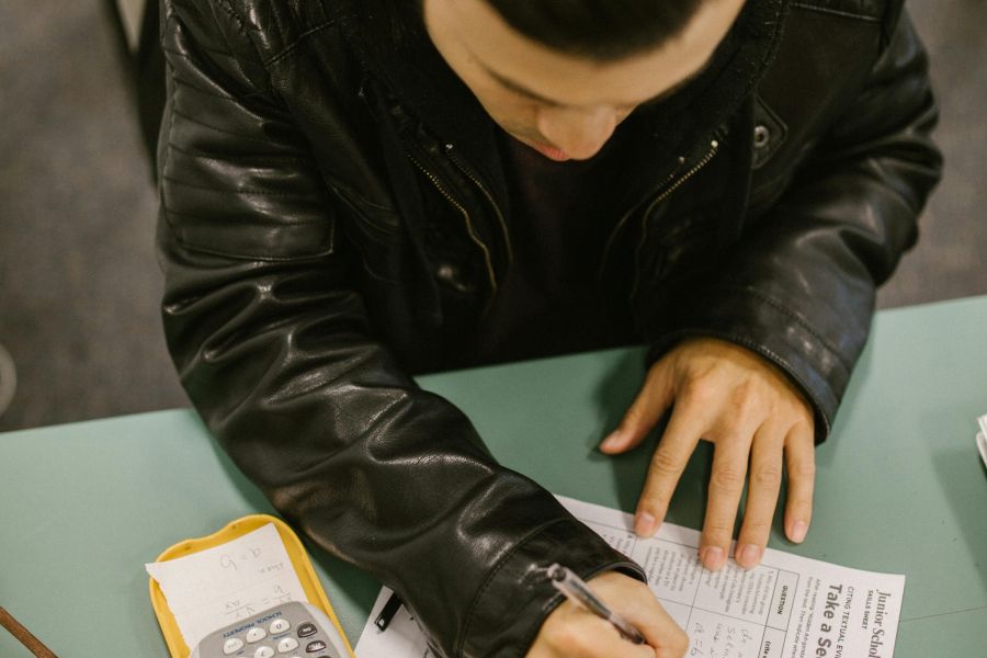 Die Sekschüler schrieben gerade eine Mathe-Prüfung, als die Polizei vorfuhr. (Symbolbild)