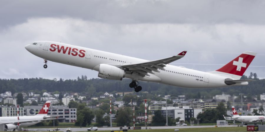 Ab Oktober sinken die Gebühren für Passagiere am Flughafen Zürich. Tiefere Ticketpreise können Reisende aber nicht unbedingt erwarten. (Archivbild)