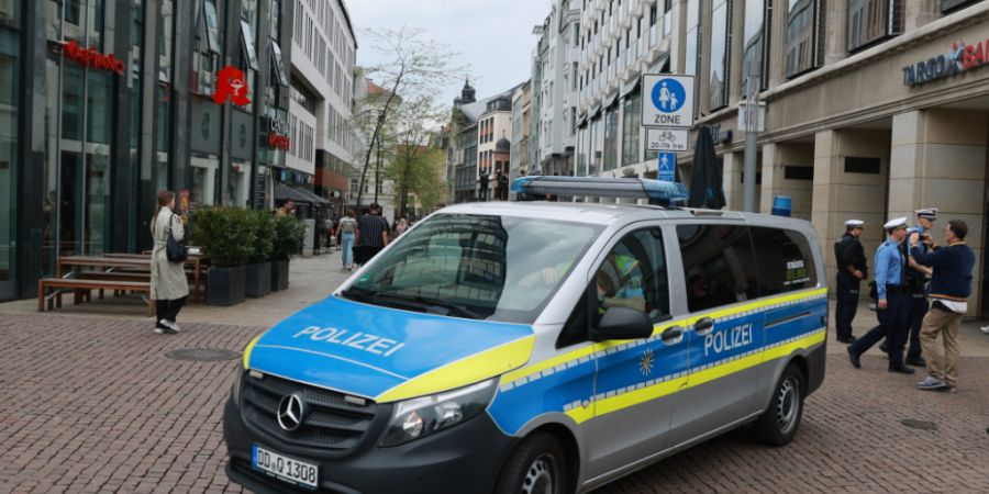 Ein Polizeifahrzeug verlässt die Absperrung der Grimmaischen Strasse in Leipzig. Foto: Jan Woitas/dpa